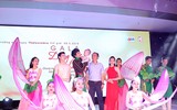 Sân khấu độc đáo làm từ hơn 10.000 bông hoa loa kèn tại Viện Huyết học
